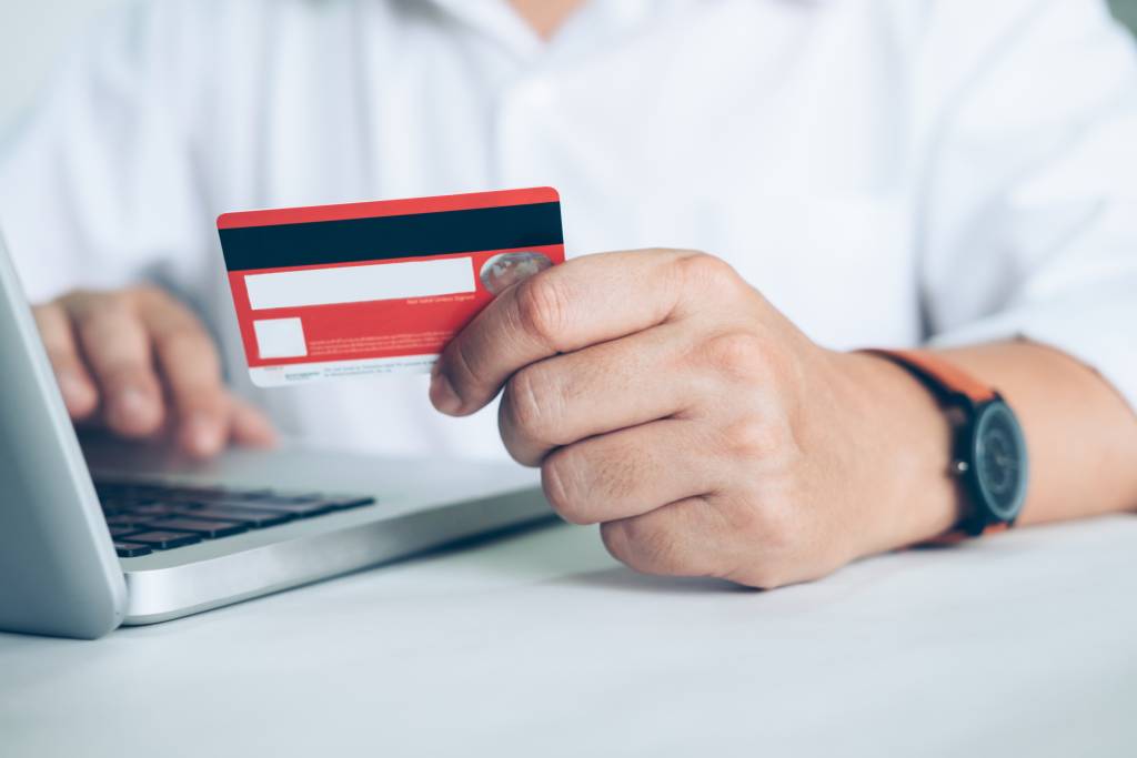 As vantagens de utilizar o cartão de crédito para pagar o aluguel
